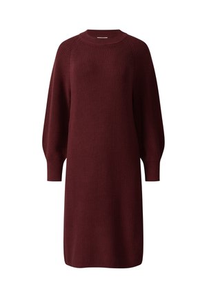 Robe-pull en tricot bordeaux avec une texture côtelée, un col rond et des manches bouffantes, présentant une silhouette décontractée et une coupe au genou.