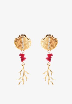 Boucles d'oreilles dorées en forme de coquillage avec strass, accents de corail rouge et pendentifs dorés en forme de branches, mettant en valeur des détails et textures élaborés.