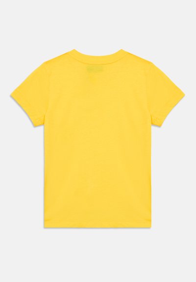 Κίτρινο βαμβακερό μπλουζάκι με κοντά μανίκια, στρογγυλή λαιμόκοψη και κανονική εφαρμογή. Ομαλή υφή, χωρίς σχέδια ή γραφικά. Εμφανίζεται όψη από πίσω.