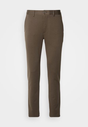 Pantaloni subțiri model slim, maro, fabricați dintr-un material neted, cu închidere cu nasture și talie cu bucle pentru curea, având un design curat și croială dreaptă.
