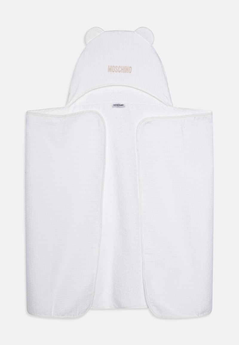 Fehér kapucnis baba törölköző, texturált pamutból készült, amelyen medve fülek találhatóak a kapucnin, és világos rózsaszínű "MOSCHINO" hímzés díszíti.
