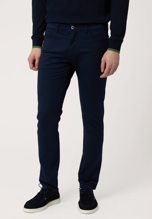 Marineblauwe chino's van katoen, met een slim fit, vijf zakken en een enkele metalen knop bij de tailleband.
