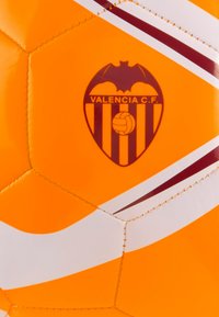 Oranje voetbal met witte en kastanjebruine accenten, voorzien van gestikte hexagonale panelen en een Valencia C.F. logo in het midden.