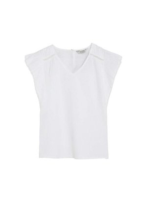 Blusa blanca sin mangas con escote en V, delicado encaje en los hombros y ligeros fruncidos cerca del escote.