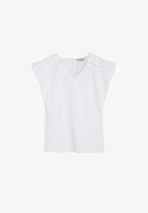 Bluză albă fără mâneci cu decolteu în V, cu dantelă delicată pe umeri și ușoare pliseuri lângă decolteu.
