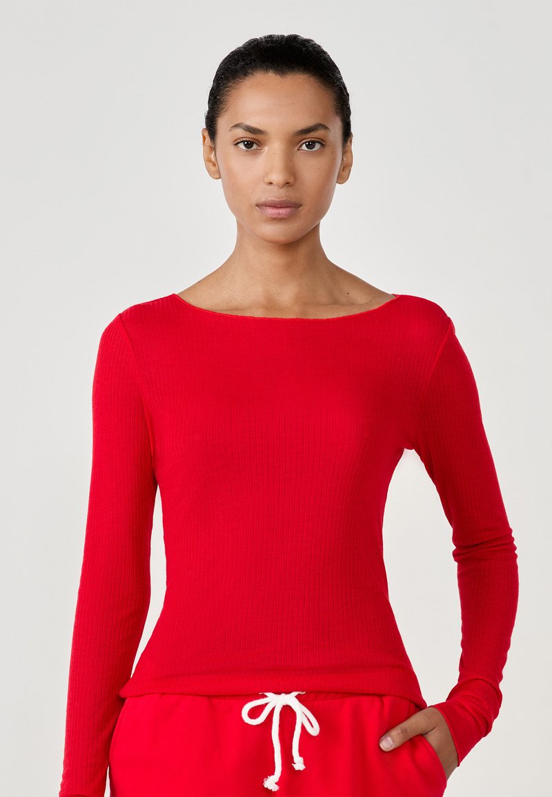 Czerwony, prążkowany top z długim rękawem o szerokim dekolcie, dopasowany krój oraz teksturowany materiał, w zestawie z pasującymi spodniami ze sznurkiem.