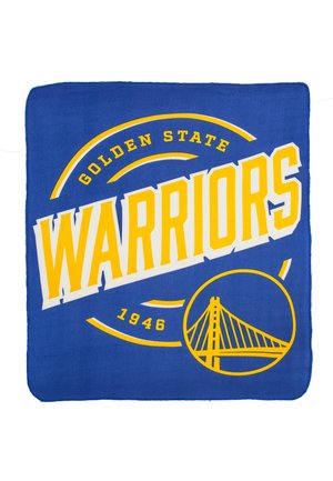 Blaue Fleece-Decke mit dem Wort "WARRIORS" in fetten gelben Buchstaben, "GOLDEN STATE" darüber und einer Grafik einer Brücke darunter mit dem Jahr "1946".