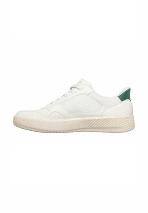 Sneaker bianca low-top con linguetta verde sul tallone, suola texturizzata e chiusura con lacci, mostrata di profilo su sfondo semplice.