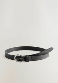 Ceinture en cuir noir avec une texture lisse, dotée d'une boucle en métal argenté et d'un design classique avec une seule aiguille et un passant.