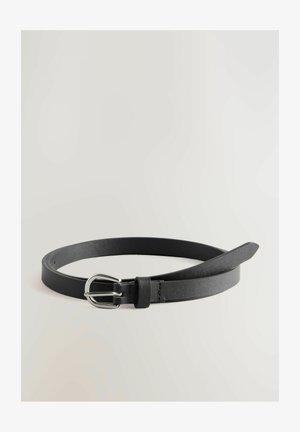 Schwarzer Leder Gürtel mit glatter Textur, ausgestattet mit einer silbernen Metallschließe und einem klassischen Design mit einer einzelnen Gabel und einem Halter.