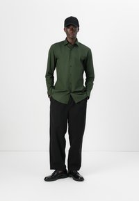 HUGO VALERIO - Formal shirt - dark green