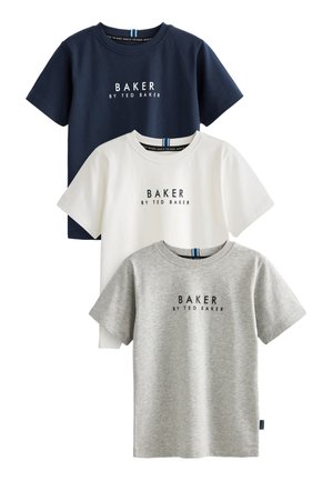 Trois t-shirts à manches courtes en bleu marine, blanc et gris, avec "BAKER par TED BAKER" imprimé à l'avant en noir. Tissu en coton, col rond.