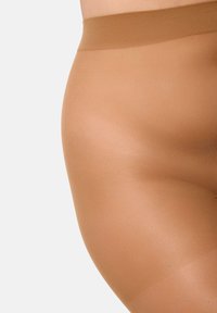 Pantys nude con una textura lisa y transparente, y una cinturilla cómoda, en un tono marrón claro y con un diseño sin costuras para un aspecto pulido.