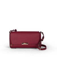 Rektangulær burgunder læder crossbody taske med frontklap, logo plade i guldfarve og justerbar rem med spænde på hvid baggrund.