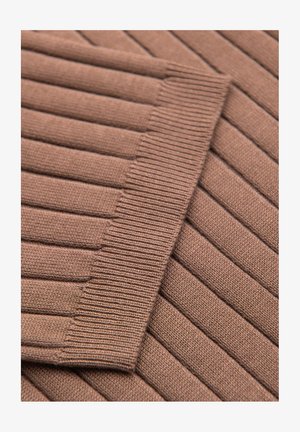 Gros plan sur un tissu tricoté côtelé marron avec bord plié montrant des motifs texturés verticaux et horizontaux.