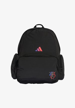 Sort rygsæk med lille rød og blå Adidas-logo nær toppen og en farverig "73" grafik på den nederste forreste lomme.