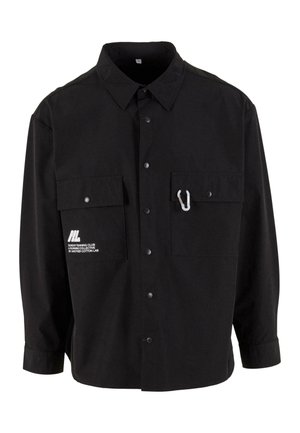 Camicia nera a maniche lunghe in cotone con chiusura a bottoni, due tasche sul petto e un logo bianco. Presenta un moschettone su una tasca.