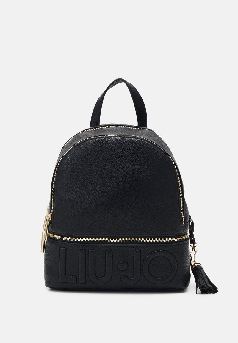Schwarzer Leder-Rucksack mit runder Form, goldenen Reißverschlussdetails und eingeprägtem Logo an der Unterseite. Verfügt über einen Quastenakzent und einen oberen Griff.