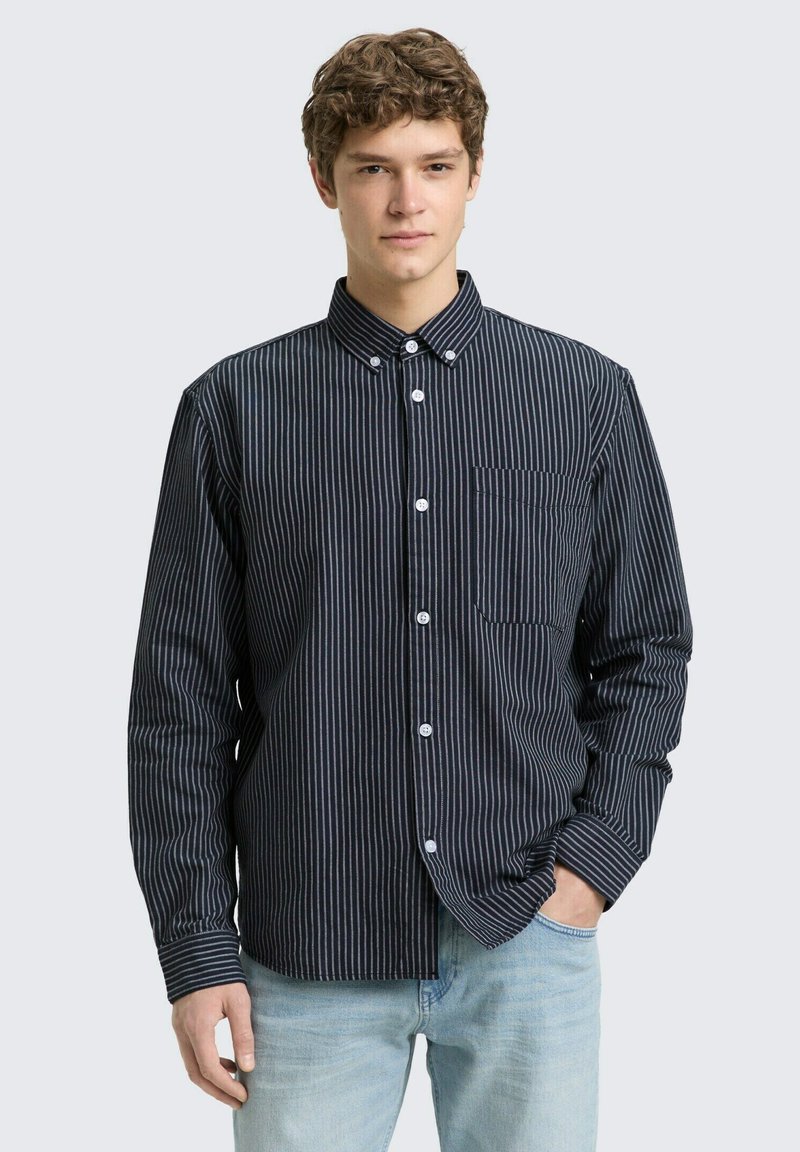 Camicia a righe con bottoni in blu navy e bianco, con colletto, taschino sul petto e maniche lunghe. Tessuto morbido con vestibilità standard.