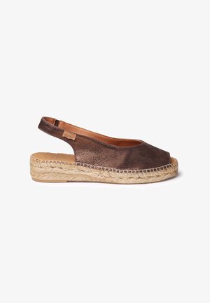 Espadrille en cuir brun avec bride arrière ouverte, semelle en corde de jute et semelle intérieure beige clair. Présente une fine bride arrière et des détails cousus.