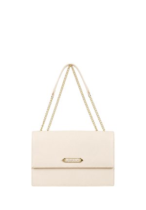 Borsa a mano rettangolare color crema con tracolle a catena dorata e piastra dorata incisa con "L'ATELIER DU SAC" sulla patta frontale.