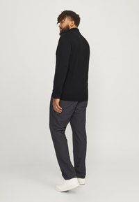 Jack & Jones JJEEMIL ROLL NECK - Pulóver - black