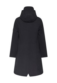 Črn vodoodporen plašč s kapuco, srednje dolžine, z vertikalnimi šivi in razporkom na hrbtu. Ima minimalistični logo blizu ovratnika.
