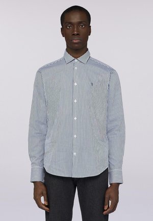 Camisa de botones a rayas en azul marino y blanco, con un cuello clásico, mangas largas y cierre de botones. Tela suave con textura uniforme.