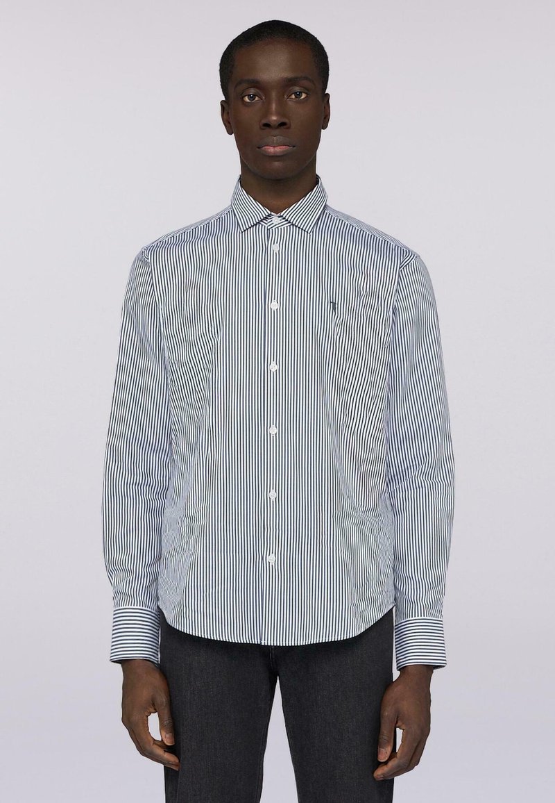 Pruhovaná košile na knoflíky v námořnické modři a bílé, s klasickým límcem, dlouhými rukávy a zapínáním na knoflíky. Hladká tkanina s rovnoměrnou strukturou.