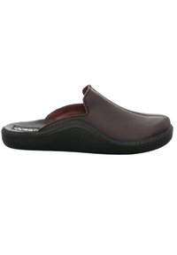 Scarpa slip-on in pelle marrone con suola in gomma nera testurizzata, forma curva e retro aperto. Presenta un dettaglio di cucitura minima lungo il bordo.