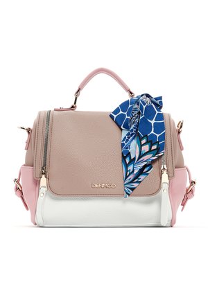 Bolso rosa, beige y blanco con asa superior, cremalleras doradas, logo DERIMOD y un pañuelo azul con estampado atado al asa.