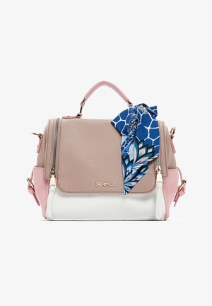 Bolso rosa, beige y blanco con asa superior, cremalleras doradas, logo DERIMOD y un pañuelo azul con estampado atado al asa.