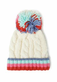 Strickmütze für den Winter in Creme mit einer Bommel. Sie hat ein bunt gestreiftes Band in Rot, Pink, Hellblau und Dunkelblau. Strukturiertes Kabelmuster.