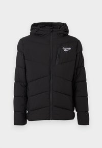 Czarna kurtka puchowa z kapturem, z charakterystycznym przeszyciem w kształcie litery V, zamkiem błyskawicznym z przodu oraz logo Reebok na klatce piersiowej i rękawie.