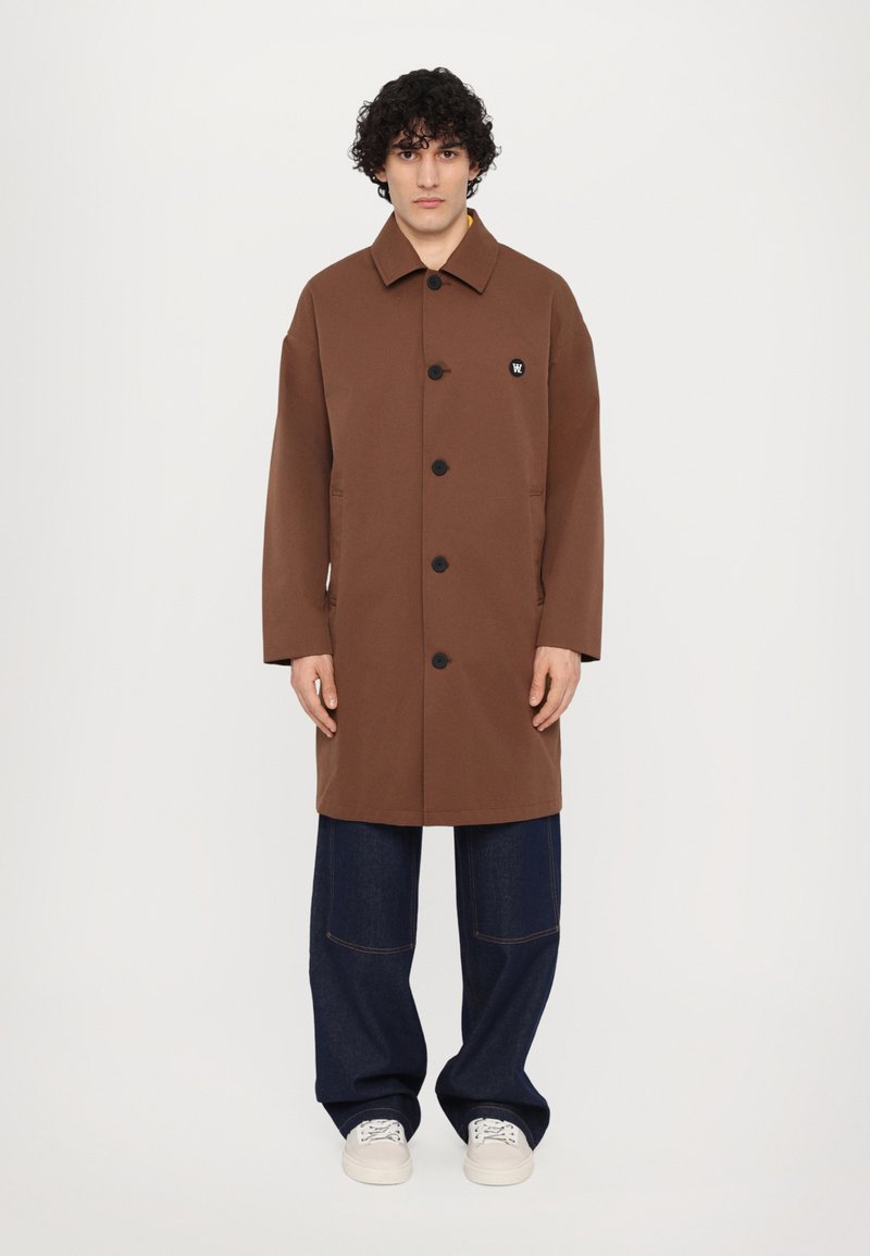 WOOD WOOD - BROCK COAT - Gabardina - potting soil, Ampliar