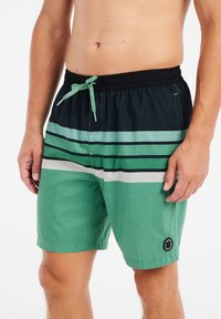 Groene en zwarte zwemshorts met horizontale strepen en een ruitpatroon. Voorzien van een elastische tailleband, verstelbare trekkoord en logo-patch.