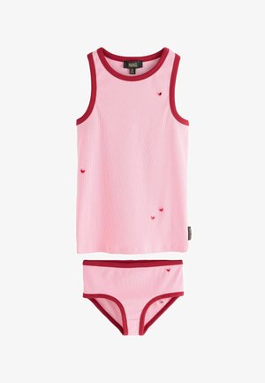 Rosa geripptes Tanktop und passende Unterwäsche mit dunkelrotem Rand und kleinen roten Herzdetails, flach auf weißem Hintergrund ausgelegt.