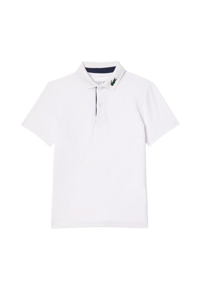 Valkoinen polo-paita, jossa on ribbitetty kaulus, jossa on laivastonsinisiä yksityiskohtia ja vihreä brodeerattu logo vasemmalla puolella. Lyhyet hihat, puuvillamateriaali.