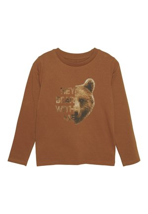 Langarm-Braun T-Shirt aus Baumwolle, mit einem Bärenmotiv und dem Text "HEY BEAR WITH ME" in einer abgenutzten Schriftart.