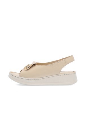 Beige leren open-toe slingback sandaal met een dikke gewatteerde zool en een gouden decoratieve gesp op het voorste bandje.