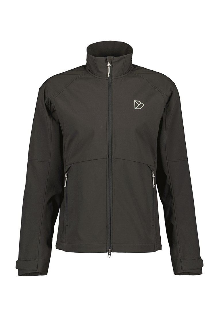 Schwarze Softshelljacke mit hohem Kragen, vollständigem Reißverschluss, zwei Reißverschlusstaschen und einem Logo auf der linken Brust. Glatte Textur.