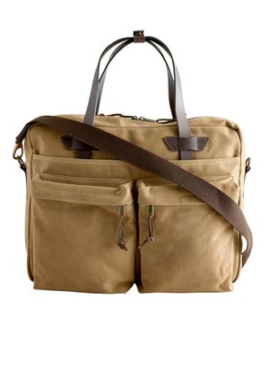 Sac messager en toile beige avec deux poches avant zippées, sangle d'épaule marron réglable et double poignée supérieure.