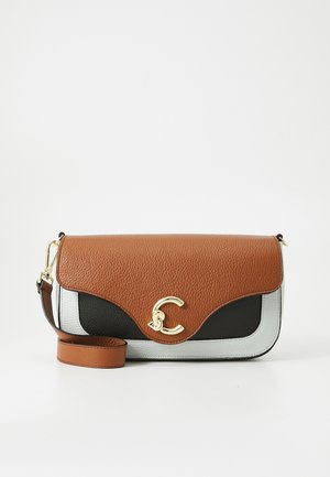 Sac bandoulière en cuir brun à texture granuleuse avec des accents noirs et gris clair, quincaillerie dorée et un design à rabat incurvé. Sangle réglable incluse.