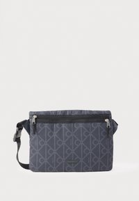 Ciemnoszara nerka Calvin Klein z geometrycznym wzorem, przednią kieszenią na zamek i regulowanym paskiem z klamrą.