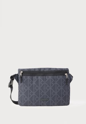 Sötétszürke Calvin Klein deréktáska geometriai mintával, elöl cipzáras zsebbel és állítható pánttal, csattos rögzítéssel.