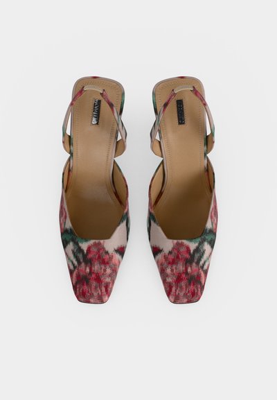 Ζευγάρι γυναικεία παπούτσια slingback με floral μοτίβο, τετράγωνες μύτες και μπεζ εσωτερικά πέλματα, από πάνω σε λευκό φόντο.