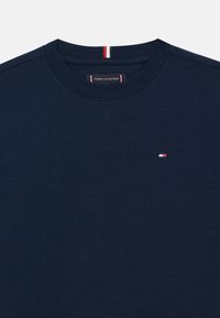 Tommy Hilfiger ESSENTIAL ARCHIVE FIT TEE UNISEX - Camiseta básica - dark night navy