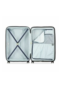 Valise noire avec un intérieur rayé bleu et blanc. Dotée de sangles croisées, d'une poche en mesh zippée et d'une poche latérale pour l'organisation.