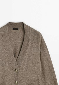 Brun V-hals strikket cardigan med ribbestrikket krage og to dekorative knapper langs frontåpningen, lagt flat på hvit bakgrunn.