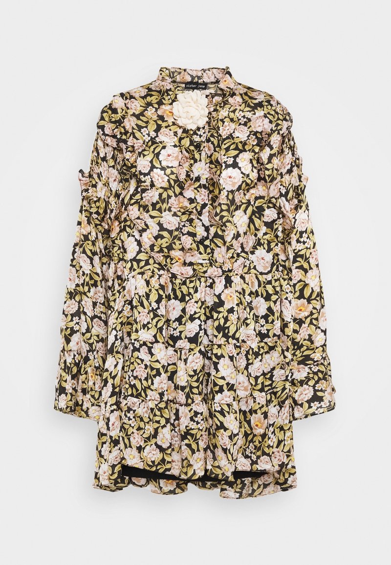 Robe noire à motif floral avec un design volanté, présentant des fleurs pastel roses et jaunes, un col haut et des manches longues. Tissu texturé avec des couches superposées.